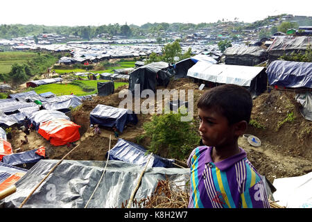 Rifugi temporanei alloggiamento rohingya profughi musulmani sono visti a balukhali Refugee Camp vicino al Bangladesh città di gumdhum su Settembre 11, 2017 Foto Stock