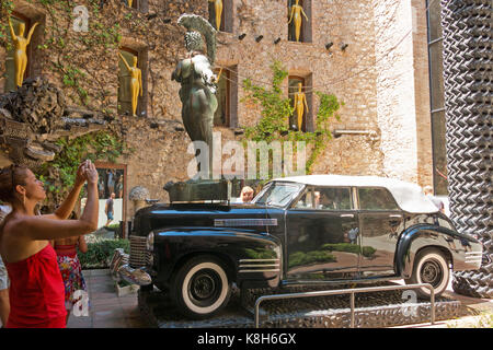 FIGUERES, Spagna: il cortile principale del Museo Dali in Spagna. Il teatro di Dali e il museo è un museo dell'artista Salvador Dali nel Foto Stock