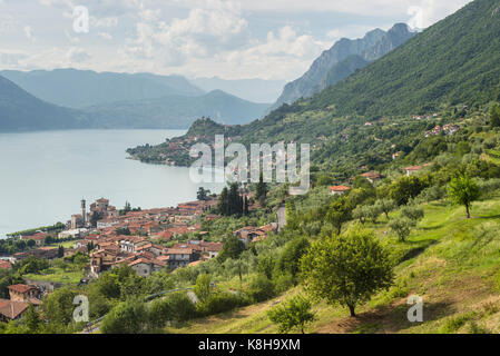 Lo stile mediterraneo villaggi di Sale Marasino e marone sulle rive del lago d'Iseo, lombardia, italia Foto Stock