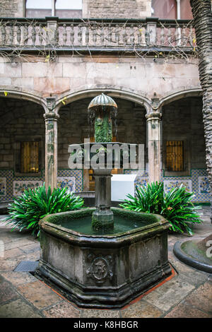 Cortile interno di un edificio gotico di Barcellona. Casa de l'Ardiaca Barcellona - Arcidiacono's House Foto Stock