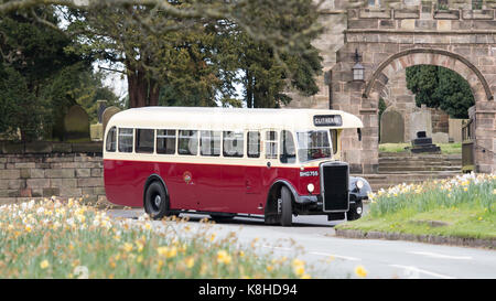 Bus vintage a astbury chiesa, congleton, Cheshire, Inghilterra Foto Stock