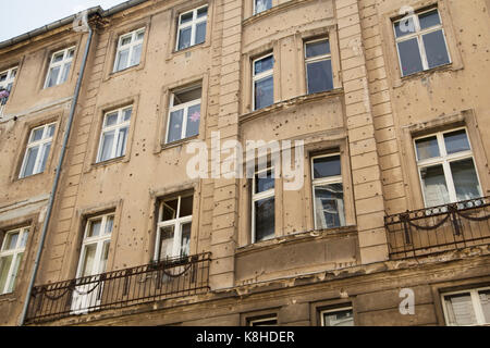 Facciata di edificio con fori di proiettile di un passato di guerra in Berlin Foto Stock