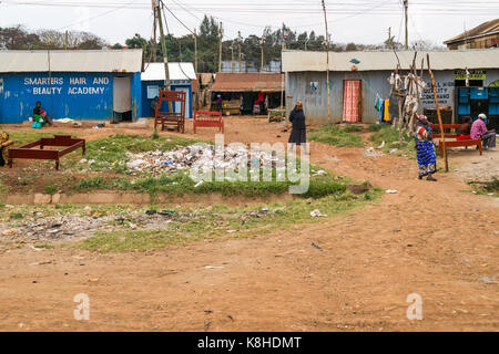 Baracche di stradale e la costruzione con arredo esterno, rifiuti Rifiuti in primo piano, Kenya Foto Stock