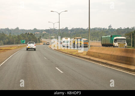 Tangenziale Sud autostrada con veicoli in movimento in entrambe le direzioni, Kenya Foto Stock