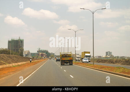 Tangenziale Sud autostrada con veicoli in movimento in entrambe le direzioni, Kenya Foto Stock