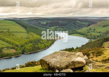 Vista sul serbatoio ladybower, parco nazionale di Peak District, la vista è da colline ladybower, su un nuvoloso giorno. Foto Stock