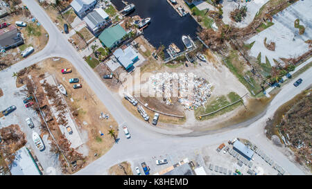 Le fotografie aeree di goodland florida dopo l uragano irma e il suo sguardo passò oltre che mostra i danni e i tentativi di recupero. goodland florida è un piccolo villaggio di pescatori che si trova appena a sud di Napoli e Marco island sulla costa sud ovest della Florida. Foto Stock