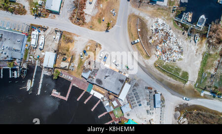 Le fotografie aeree di goodland florida dopo l uragano irma e il suo sguardo passò oltre che mostra i danni e i tentativi di recupero. goodland florida è un piccolo villaggio di pescatori che si trova appena a sud di Napoli e Marco island sulla costa sud ovest della Florida. Foto Stock