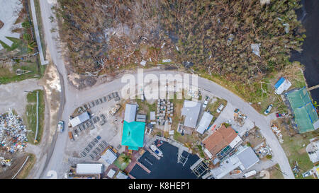 Le fotografie aeree di goodland florida dopo l uragano irma e il suo sguardo passò oltre che mostra i danni e i tentativi di recupero. goodland florida è un piccolo villaggio di pescatori che si trova appena a sud di Napoli e Marco island sulla costa sud ovest della Florida. Foto Stock