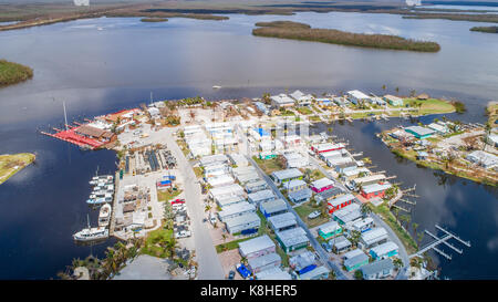 Le fotografie aeree di goodland florida dopo l uragano irma e il suo sguardo passò oltre che mostra i danni e i tentativi di recupero. goodland florida è un piccolo villaggio di pescatori che si trova appena a sud di Napoli e Marco island sulla costa sud ovest della Florida. Foto Stock