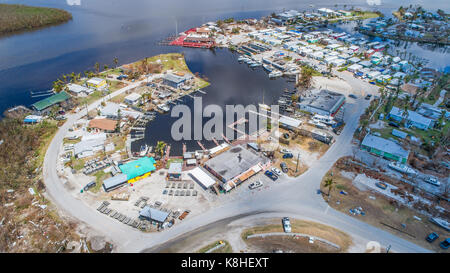 Le fotografie aeree di goodland florida dopo l uragano irma e il suo sguardo passò oltre che mostra i danni e i tentativi di recupero. goodland florida è un piccolo villaggio di pescatori che si trova appena a sud di Napoli e Marco island sulla costa sud ovest della Florida. Foto Stock