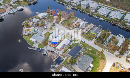 Le fotografie aeree di goodland florida dopo l uragano irma e il suo sguardo passò oltre che mostra i danni e i tentativi di recupero. goodland florida è un piccolo villaggio di pescatori che si trova appena a sud di Napoli e Marco island sulla costa sud ovest della Florida. Foto Stock