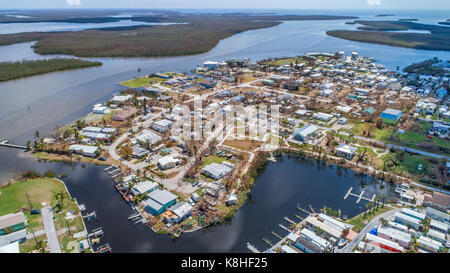 Le fotografie aeree di goodland florida dopo l uragano irma e il suo sguardo passò oltre che mostra i danni e i tentativi di recupero. goodland florida è un piccolo villaggio di pescatori che si trova appena a sud di Napoli e Marco island sulla costa sud ovest della Florida. Foto Stock