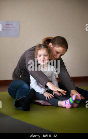 Genitore e bambino la pratica dello yoga Foto Stock