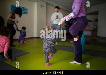 Genitore e bambino la pratica dello yoga Foto Stock