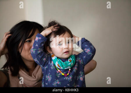 Genitore e bambino la pratica dello yoga Foto Stock