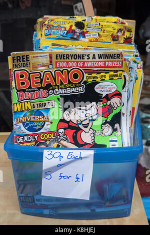 Beano comics per la vendita in un negozio di carità a Edimburgo, Scozia. Foto Stock