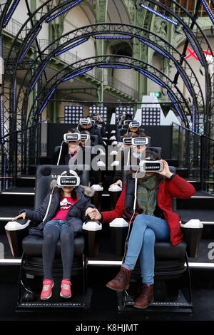 Virtual roller coaster. La realtà virtuale simulatori. Francia. Foto Stock