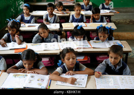 Sandipani muni scuola per ragazze bisognose gestito da food for life vrindavan. L'india. Foto Stock