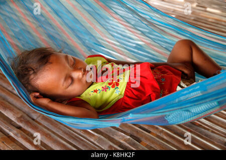 Bambino cambogiano dormire in una amaca. Cambogia. Foto Stock