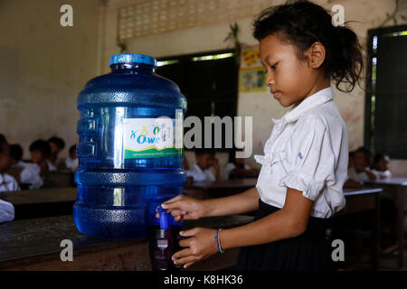 I bambini in una scuola in cui essi hanno accesso ad acqua potabile sicura attraverso 1001 fontane. Cambogia. Foto Stock