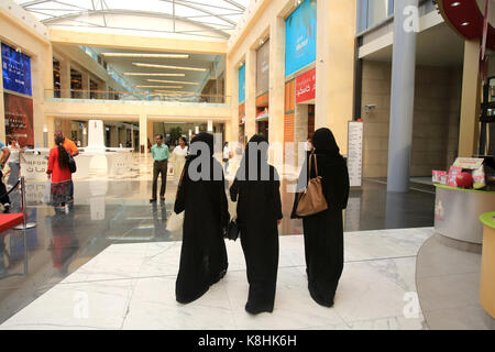 Donne musulmane che indossano abaya. emirato di abu dhabi. Foto Stock