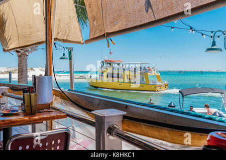 Vista di Oriente passano in Destin Florida da Harry T del ristorante con il Dolphin Cruises barca caricata con turisti di passaggio. Foto Stock