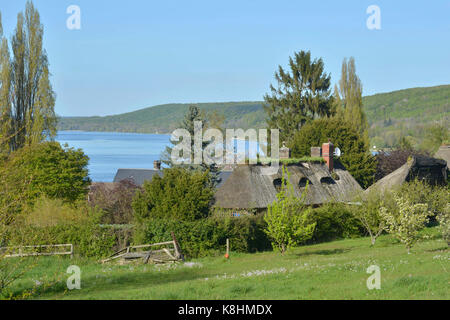 Cottage con tetto in paglia in Vieux-Port, dal Fiume Senna, nel Parco Naturale Regionale "Parc Naturel Regional des Boucles de la Seine NORMANDE', lungo il t Foto Stock