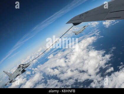 Un Royal Air Force Eurofighter Typhoon riceve il carburante tramite il multi-point sistema di rifornimento su un U.S. Air Force KC-135 Stratotanker un Foto Stock