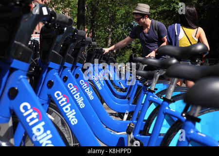 Piloti uso biciclette nell'East Village come il programma citibike inizia il Memorial Day, Maggio 27th, 2013 Foto Stock