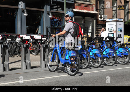 Piloti uso biciclette nell'East Village come il programma citibike inizia il Memorial Day, Maggio 27th, 2013 Foto Stock