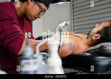 Tattoo Artist tatuaggio uomo spalla Foto Stock