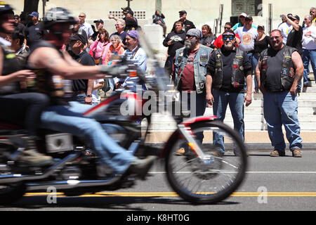 I ciclisti in lungo Constitution Avenue alla XXVI edizione Rolling Thunder Run biker rally in Washington D.C. durante il weekend del Memorial Day, 2013. Foto Stock