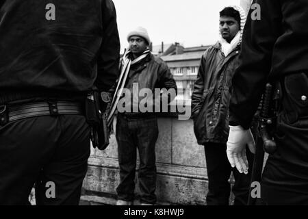 Compagnies RŽpublicaines de SŽcuritŽ (CRS) arresto della polizia di richiedenti asilo afghani a Calais, Francia sabato 20 marzo, 2010. I richiedenti asilo da aro Foto Stock