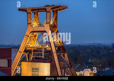 Zollverein Coillery, sito patrimonio mondiale dell'UNESCO, dal Consiglio europeo di Essen, Germania, ex miniera di carbone, oggi una miscela del museo, evento culturale ubicazione e industria Foto Stock