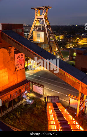 Zollverein Coillery, sito patrimonio mondiale dell'UNESCO, dal Consiglio europeo di Essen, Germania, ex miniera di carbone, oggi una miscela del museo, evento culturale ubicazione e industria Foto Stock