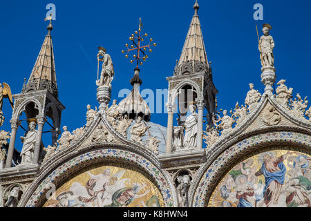 Gli intricati e abbellita da una decorazione sulla parte superiore della Basilica di San Marco in piazza San Marco, Venezia, Italia Foto Stock