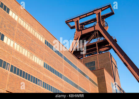 Zollverein Coillery, sito patrimonio mondiale dell'UNESCO, dal Consiglio europeo di Essen, Germania, ex miniera di carbone, oggi una miscela del museo, evento culturale ubicazione e industria Foto Stock