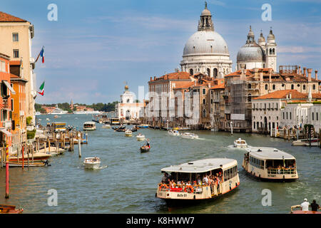 Grand Canal, Vaporetto ferries e Dorsoduro, Venezia, Italia Foto Stock