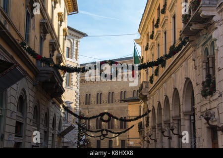 L'Italia, siena - 26 dicembre 2016: la vista di decorazioni di Natale per le strade di Siena il 26 dicembre 2016 a Siena, Toscana, Italia. Foto Stock