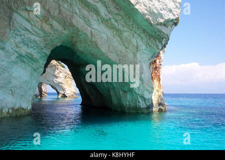 Splendido mare turchese che si riflette sulle rocce bianche delle Blue Caves, Zante Foto Stock