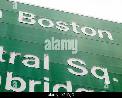 Segno di Boston su Storrow Drive in Brighton, MA Foto Stock