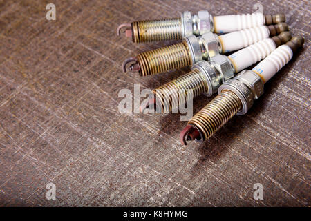 Composizione di quattro candele su un sfondo di metallo. Foto Stock