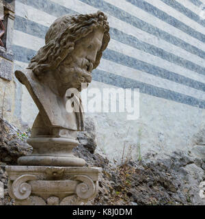 Busto di Zeus, re degli dei, con sfondo a strisce Foto Stock