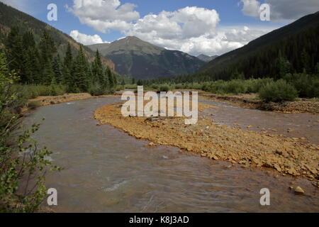 Vista orizzontale di un fiume passando attraverso la foresta nazionale di san juan mountains in silverton a metà agosto Foto Stock