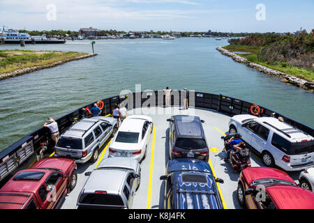 North Carolina,NC,Outer Banks,Isola di Ocracoke,traghetto,barca,porto,arrivo,automobili,veicoli,NC170518076 Foto Stock