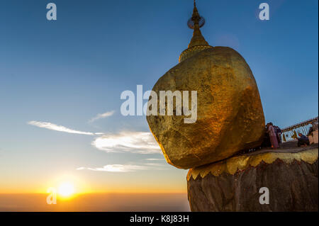 Myanmar (ex Birmania). Kyaiktiyo. Membro Lunedi sito sacro del golden rock Foto Stock