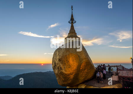 Myanmar (ex Birmania). Kyaiktiyo. Membro Lunedi sito sacro del golden rock Foto Stock