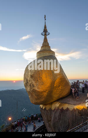 Myanmar (ex Birmania). Kyaiktiyo. Membro Lunedi sito sacro del golden rock Foto Stock