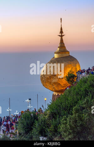 Myanmar (ex Birmania). Kyaiktiyo. Membro Lunedi sito sacro del golden rock Foto Stock